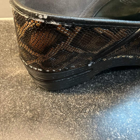 Snake Print Clogs - Picture 6 of 7